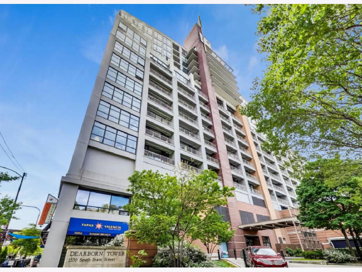 Condos & Townhomes Rented Dearborn Tower Chicago Illinois, 1530 State