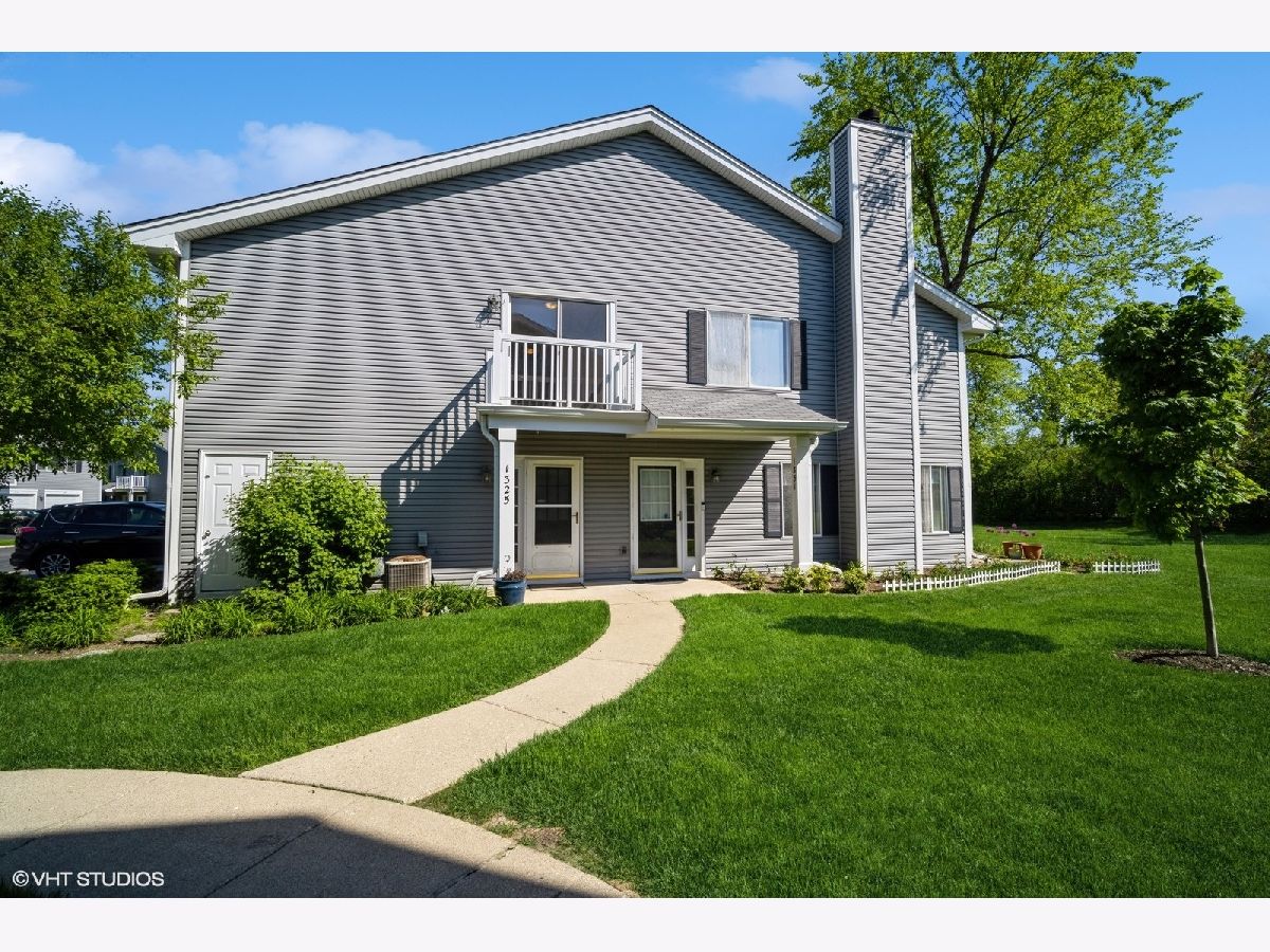 Townhomes & Condos Rented Barclay Lane Deerfield Illinois, 1325 Barclay
