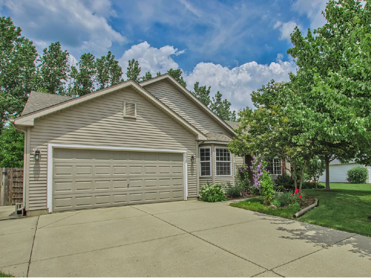 Homes & Condos & Townhomes Sold Boone Creek Mchenry Illinois, 5928 Bluegrass