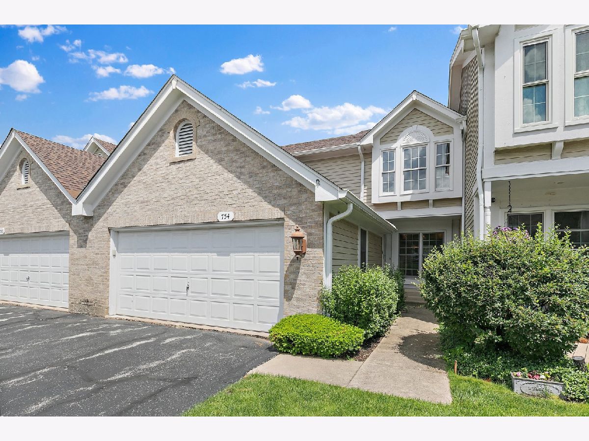 Townhomes Sold Regency Park Crystal Lake Illinois, 754 Regency Park