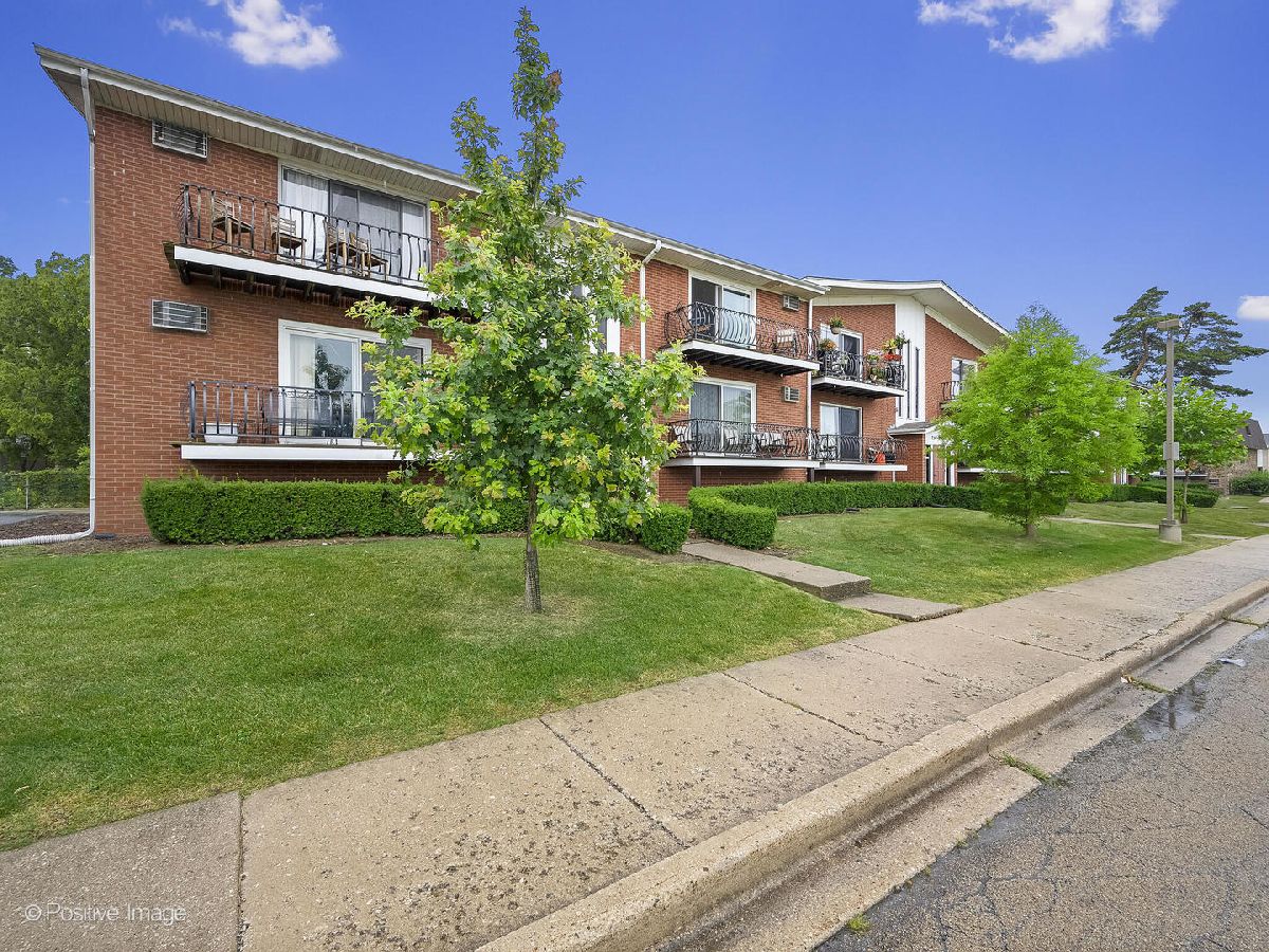 Condominiums Sold Willow West Westmont Illinois, 25 Willow