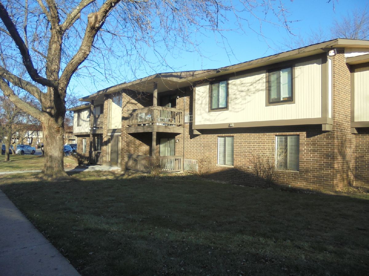 Condominiums Rented Somerset Crystal Lake Illinois, 566 Somerset
