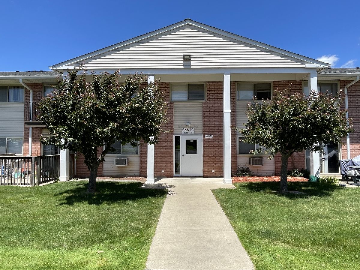 Condominiums Sold Emerald Hills Glendale Heights Illinois, 685 Fullerton
