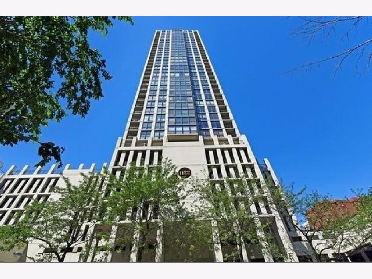 Condominiums Rented Elm At Clark Condos Chicago Illinois, 1122 Clark