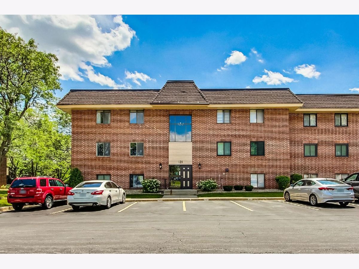 Condominiums Sold Highland Lakes Lombard Illinois, 121 Janata