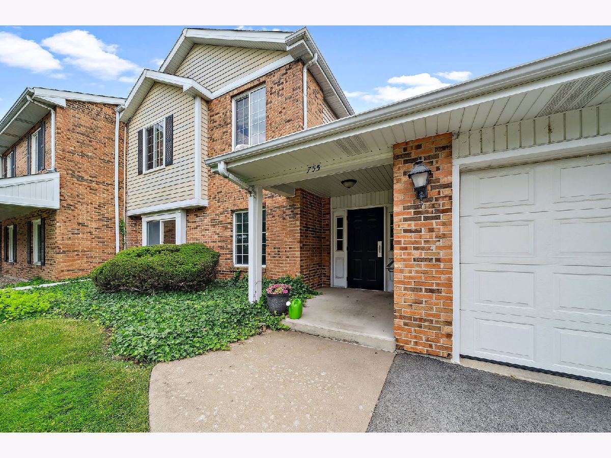 Condominiums Sold Lake Willow Way Willowbrook Illinois, 755 Tanglewood