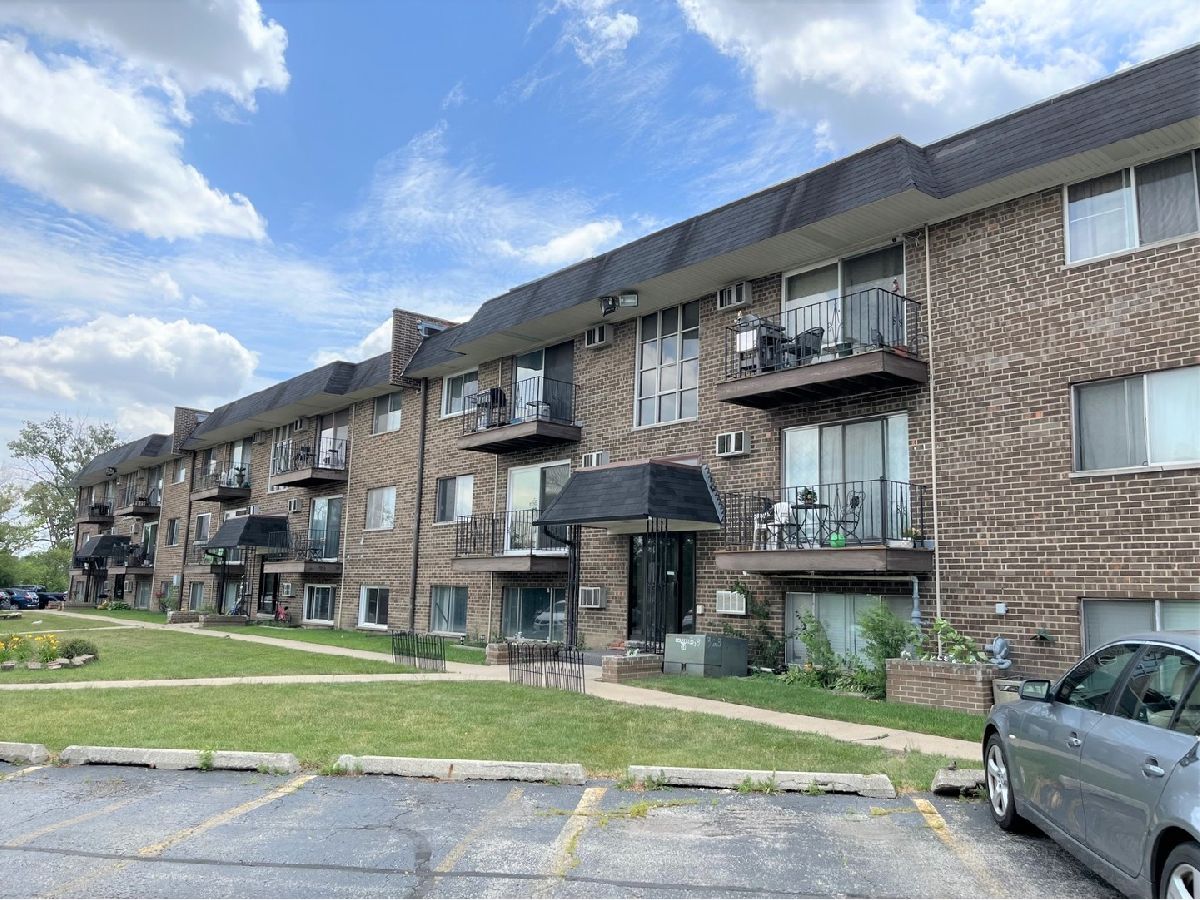 Condominiums Sold Hale Garden Addison Illinois, 215 Hale