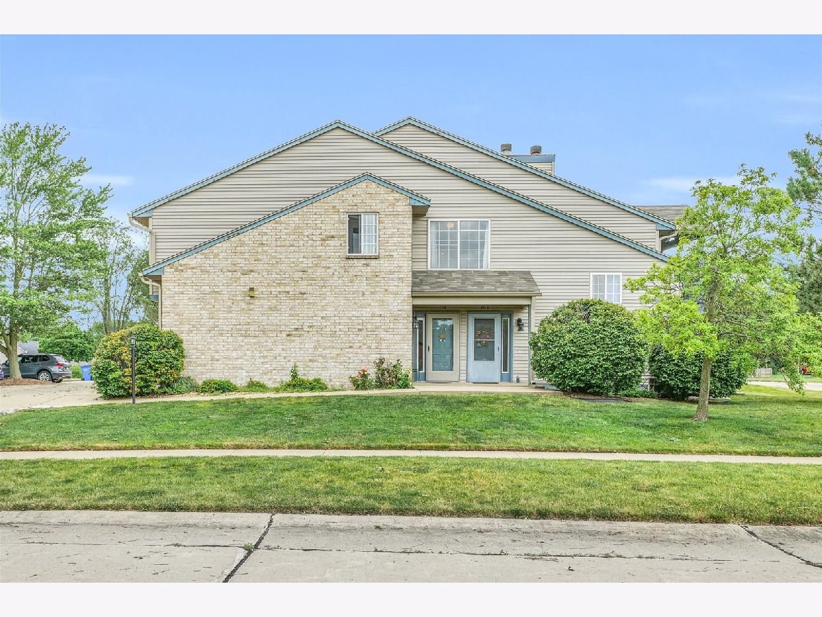 Condominiums & Homes Sold Ponds Of Windsor Champaign Illinois, 2401 Windward