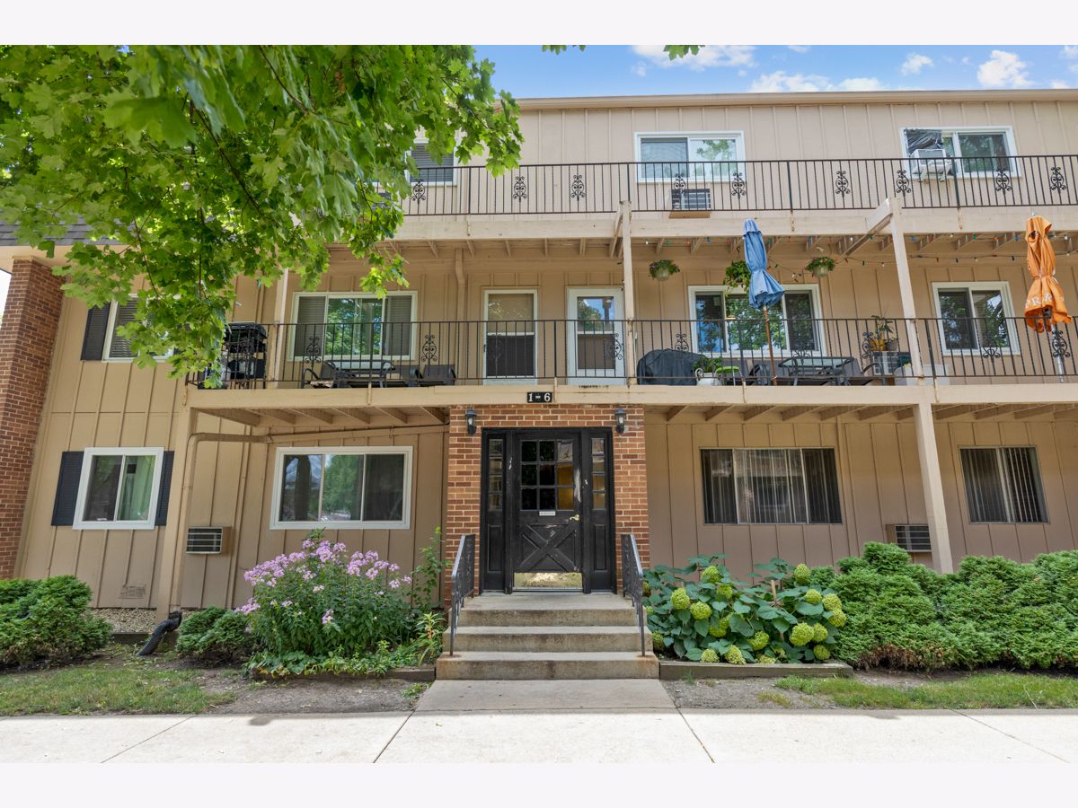 Condominiums Sold Coach Light Rolling Meadows Illinois, 2400 Algonquin