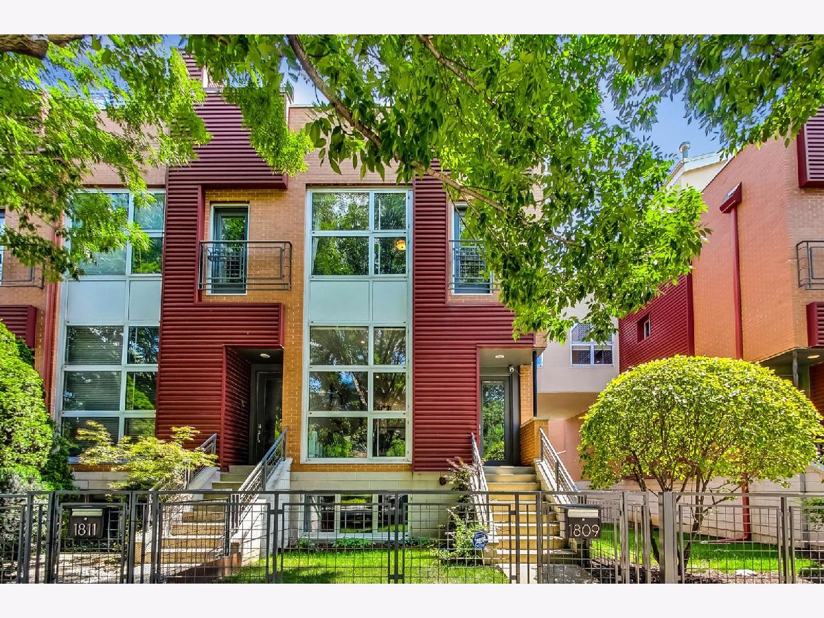 Townhomes Sold Churchill Row Chicago Illinois, 1809 Leavitt