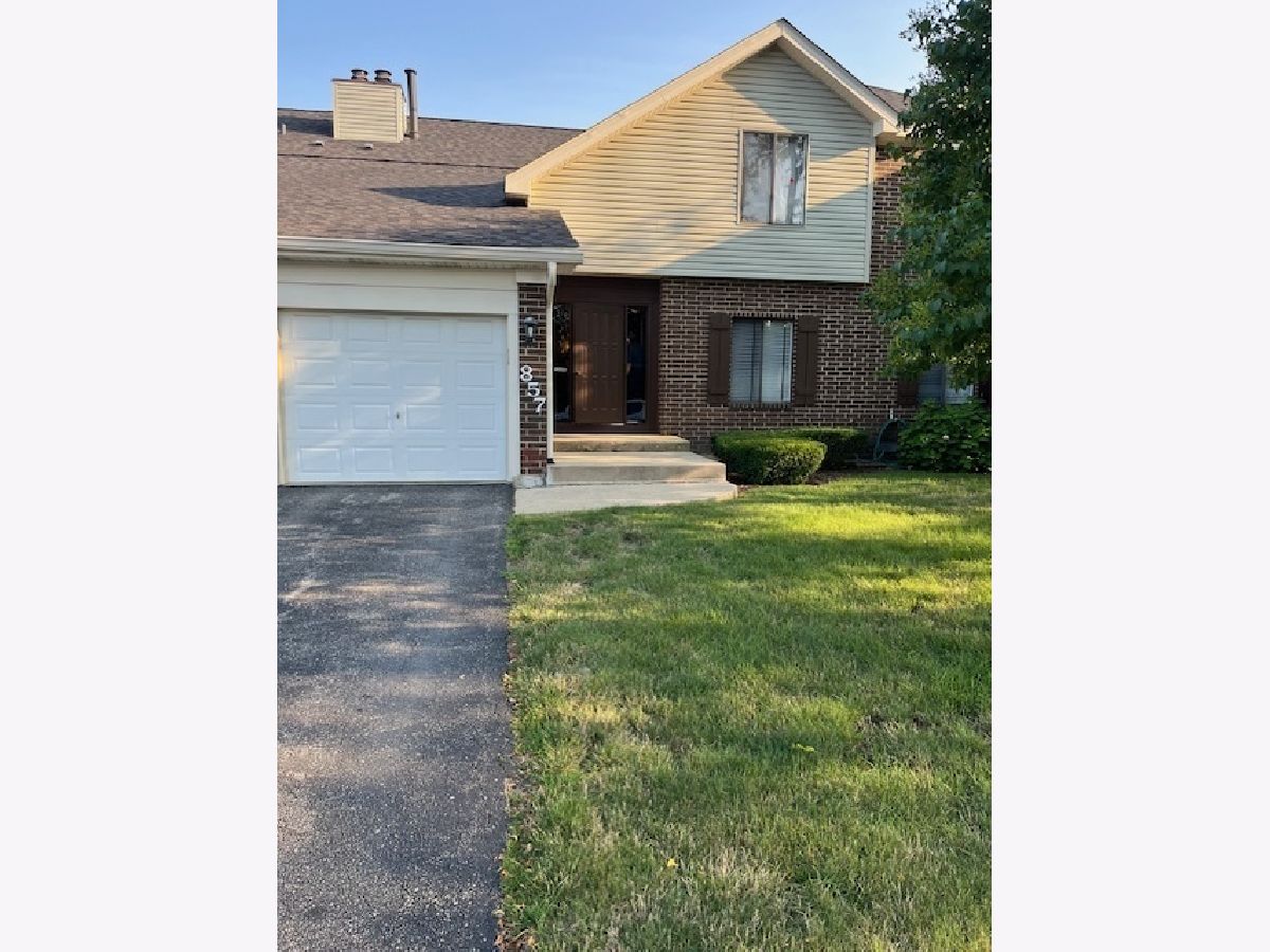 Condominiums Rented Cross Creek Roselle Illinois, 857 Cross Creek