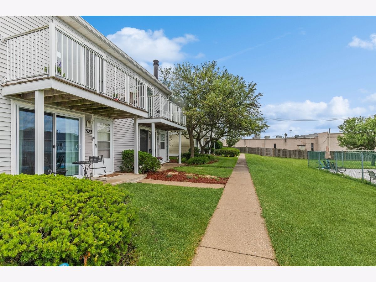 Townhomes & Condos Sold Meadow Green Round Lake Beach Illinois, 323 Meadow Green