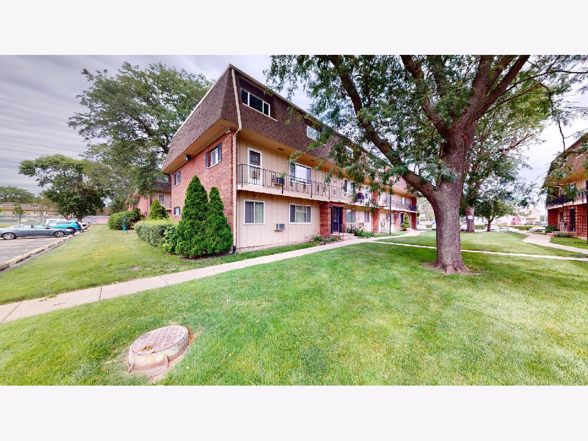 Condominiums Sold Coach Light Rolling Meadows Illinois, 2302 Algonquin