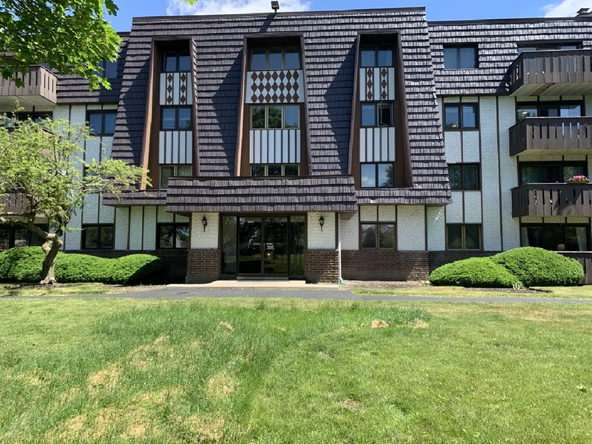 Condominiums Rented Heiden Gardens Lake Bluff Illinois, 13000 Heiden