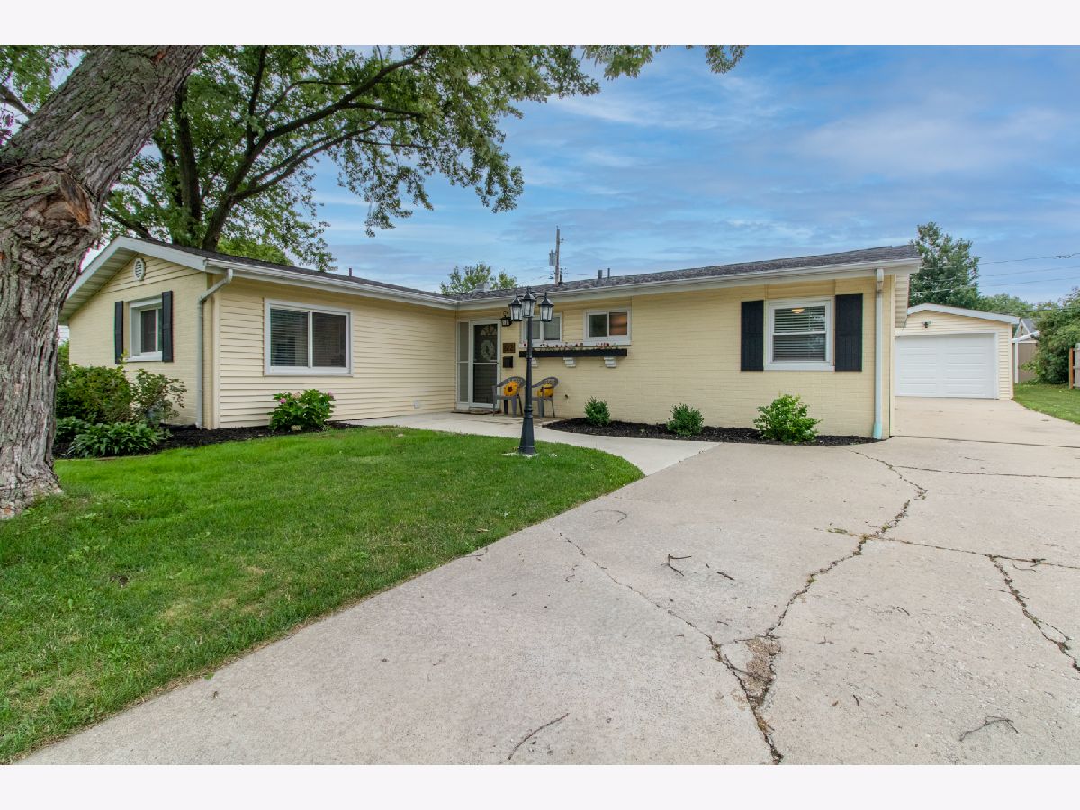 Homes & Condos & Townhomes Sold Fairway Knolls Bloomington Illinois, 222 Ivanhoe
