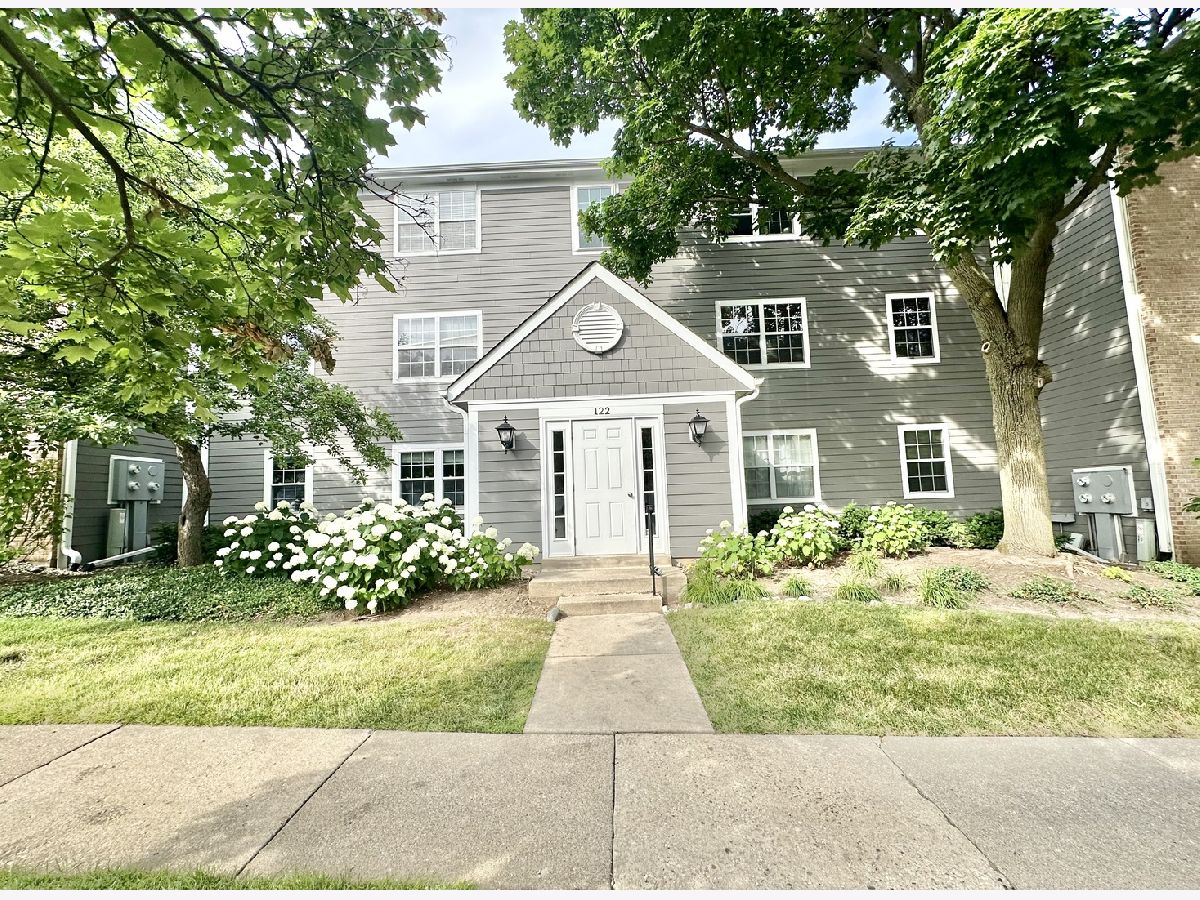 Condominiums Rented Cambridge Green Libertyville Illinois, 122 Winchester