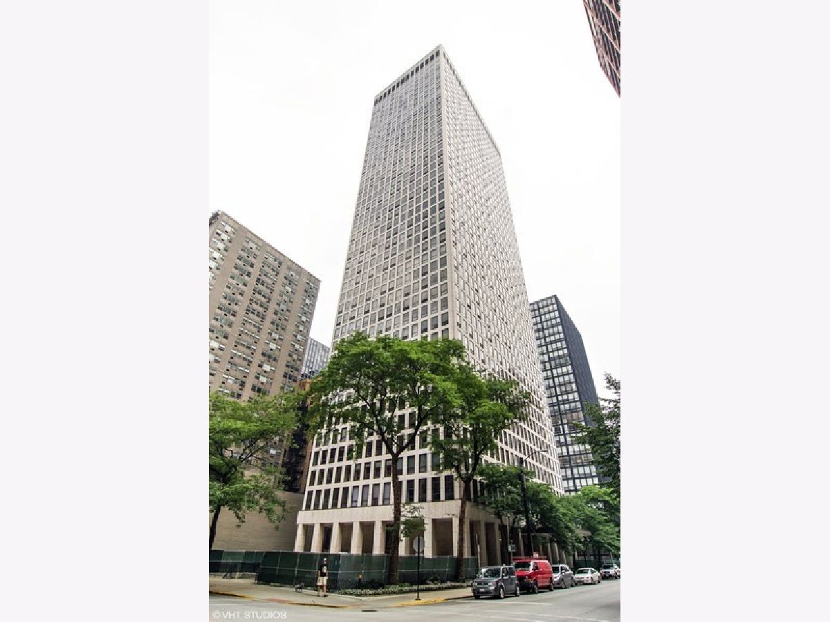 Condominiums Rented Plaza On Dewitt Chicago Illinois, 260 Chestnut
