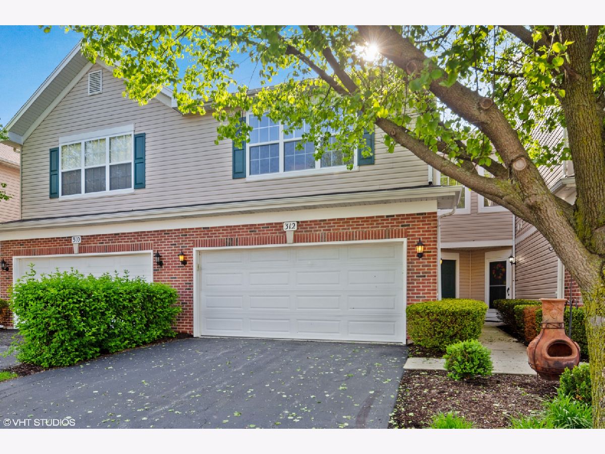 Townhomes & Homes Rented Blackberry Knoll Oswego Illinois, 312 Grape Vine