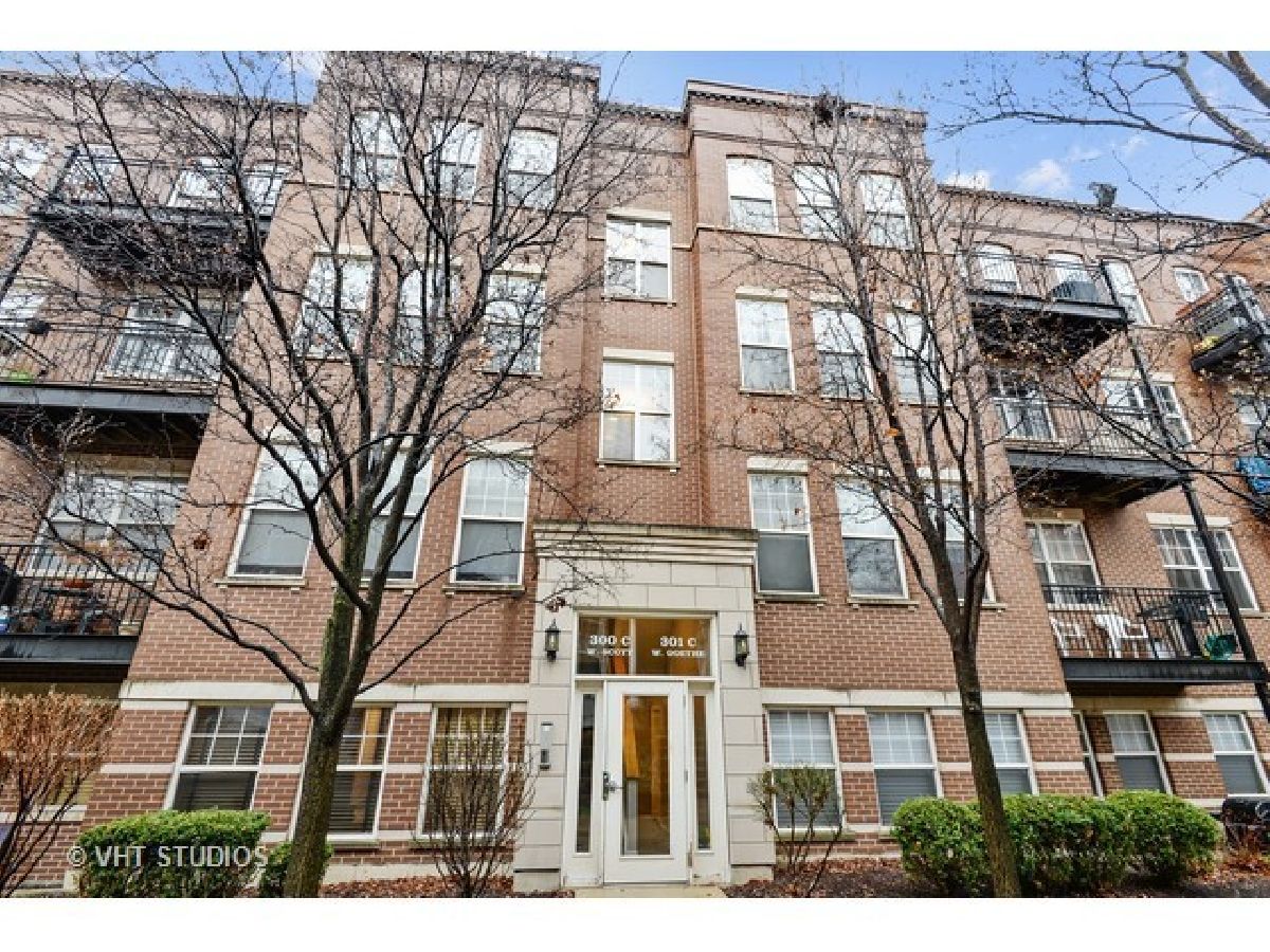 Townhomes & Condos & Homes Rented Old Town Square Chicago Illinois, 301 Goethe