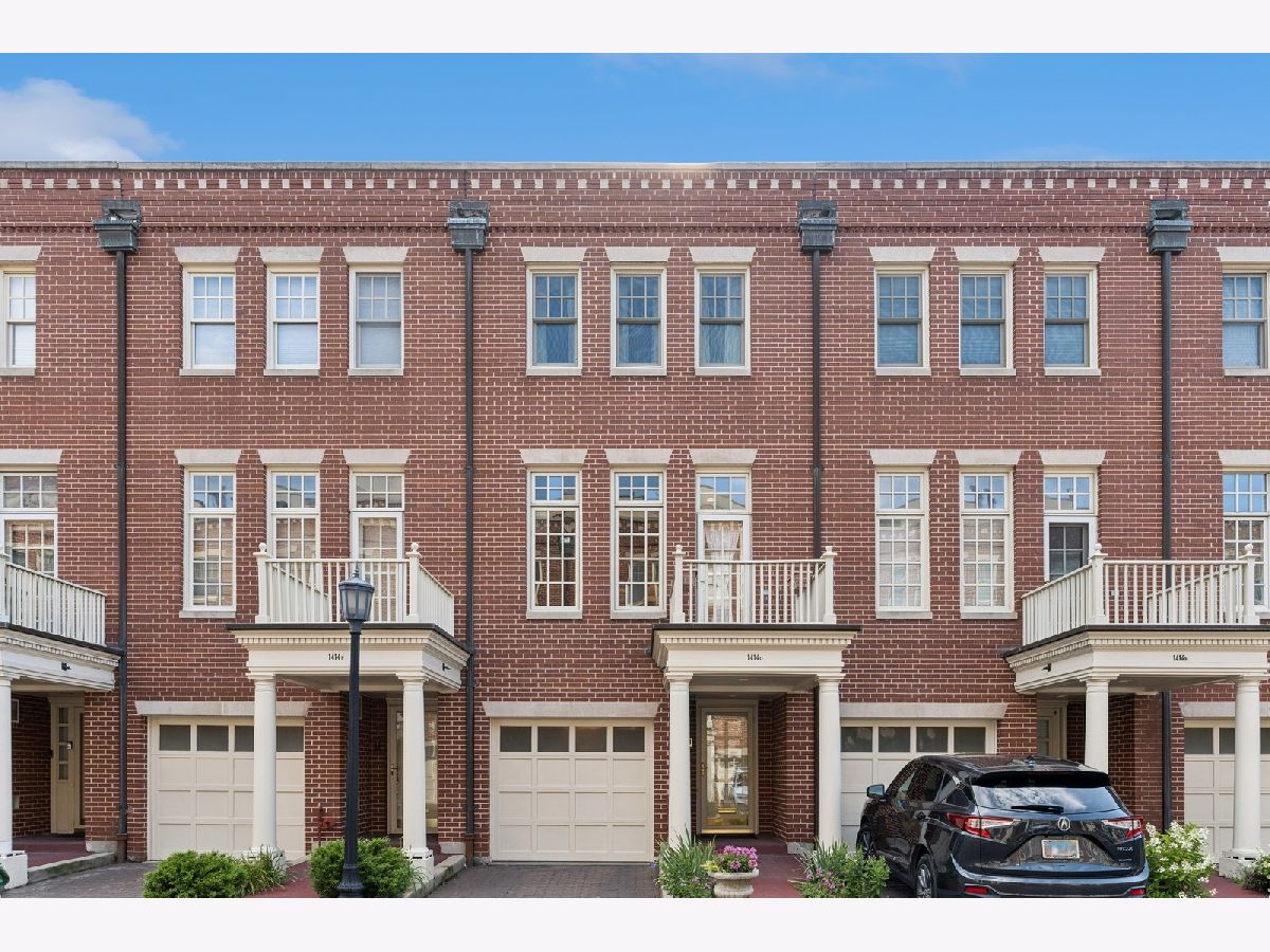 Townhomes & Condos & Homes Sold Embassy Club Chicago Illinois, 1414 Wrightwood