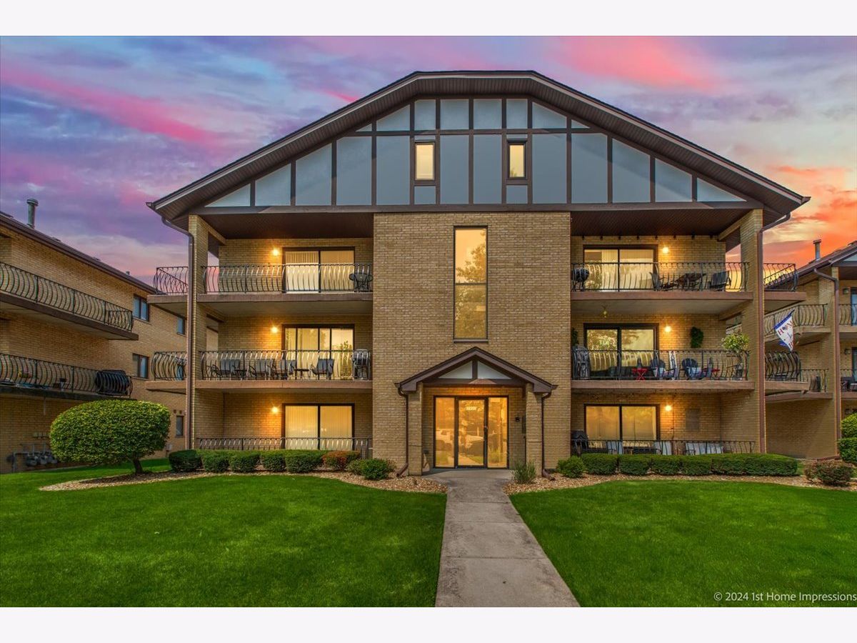 Condominiums Sold Oak Village Tinley Park Illinois, 17960 Royal Oak