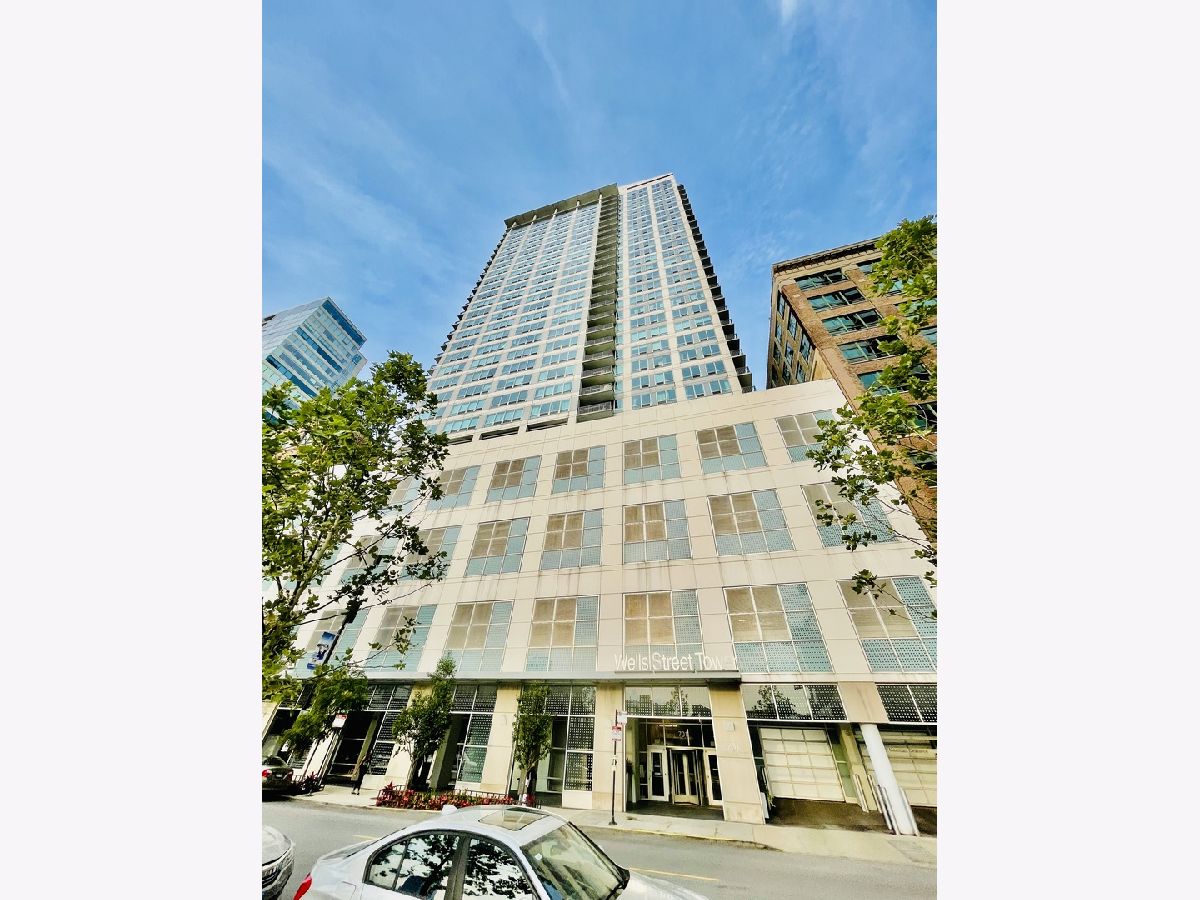 Condominiums Rented Wells Street Tower Chicago Illinois, 701 Wells