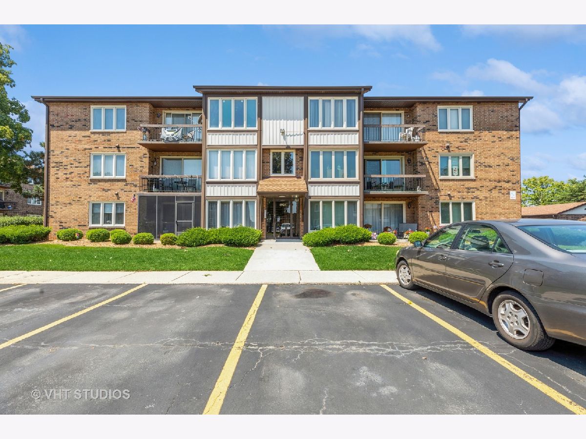 Condominiums & Homes Sold Fieldcrest Crestwood Illinois, 4924 Circle