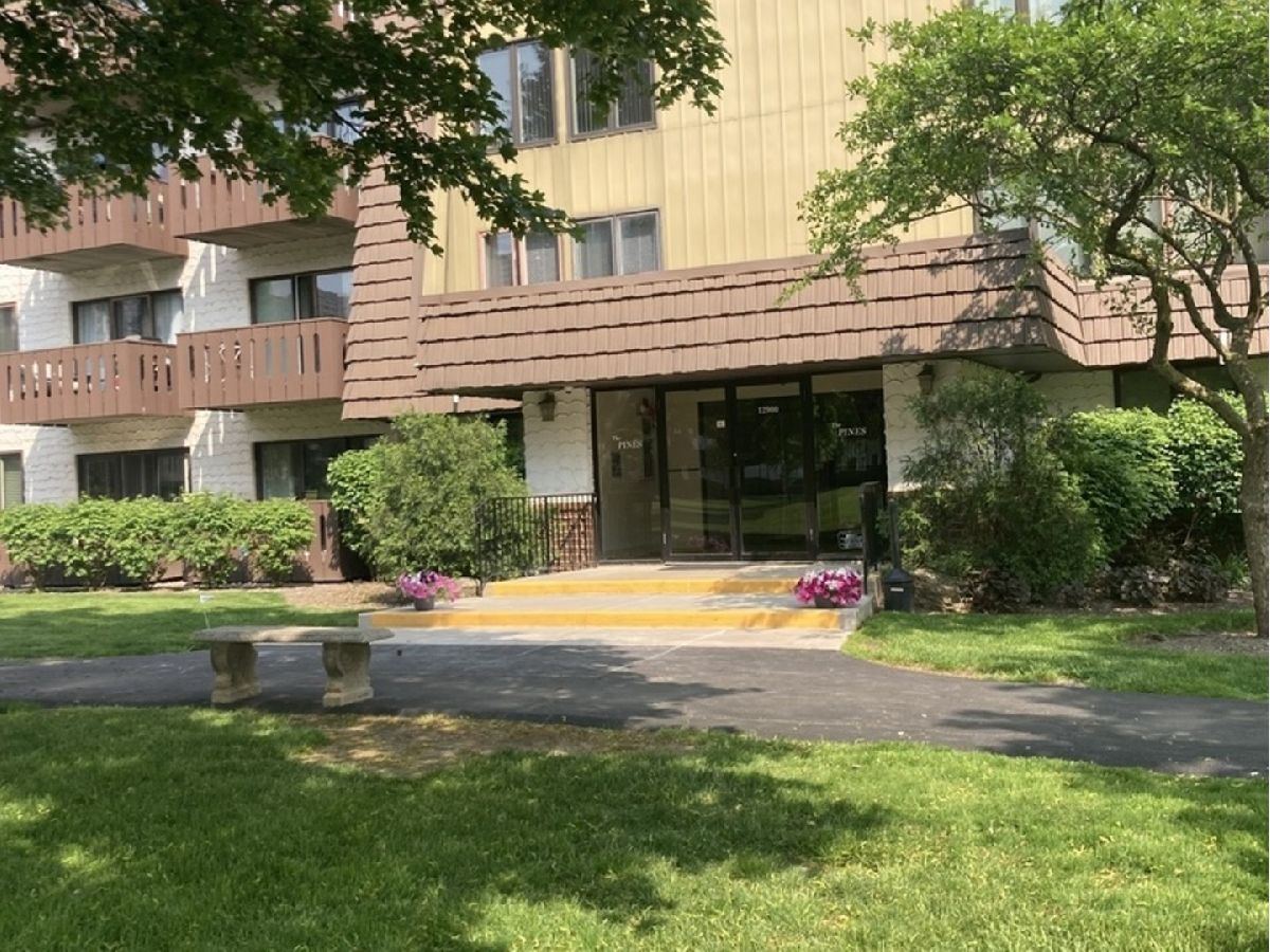Townhomes & Condos Rented Whispering Lake Lake Bluff Illinois, 12900 Heiden
