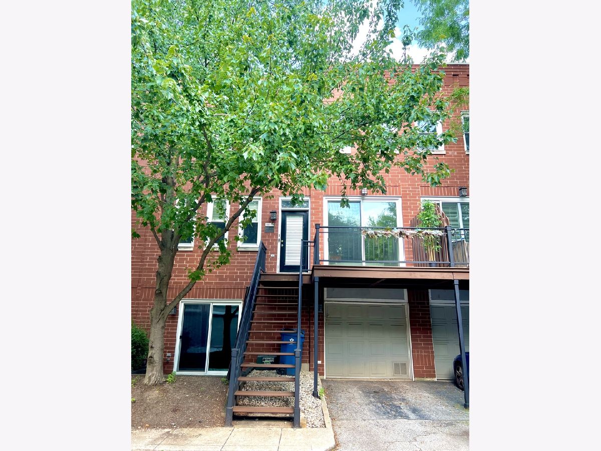 Townhomes & Condos & Homes Rented Landmark Village Chicago Illinois, 2825 Wolcott