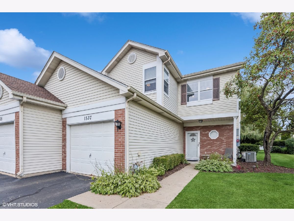 Townhomes Sold Darien Lake Darien Illinois, 1537 Darien Lake