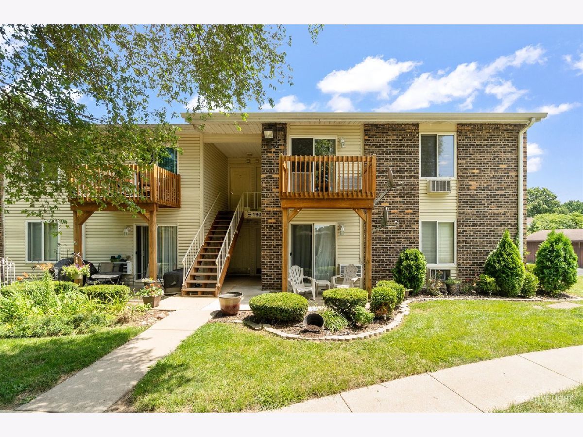 Condominiums Sold Deer Run Oswego Illinois, 1900 Light