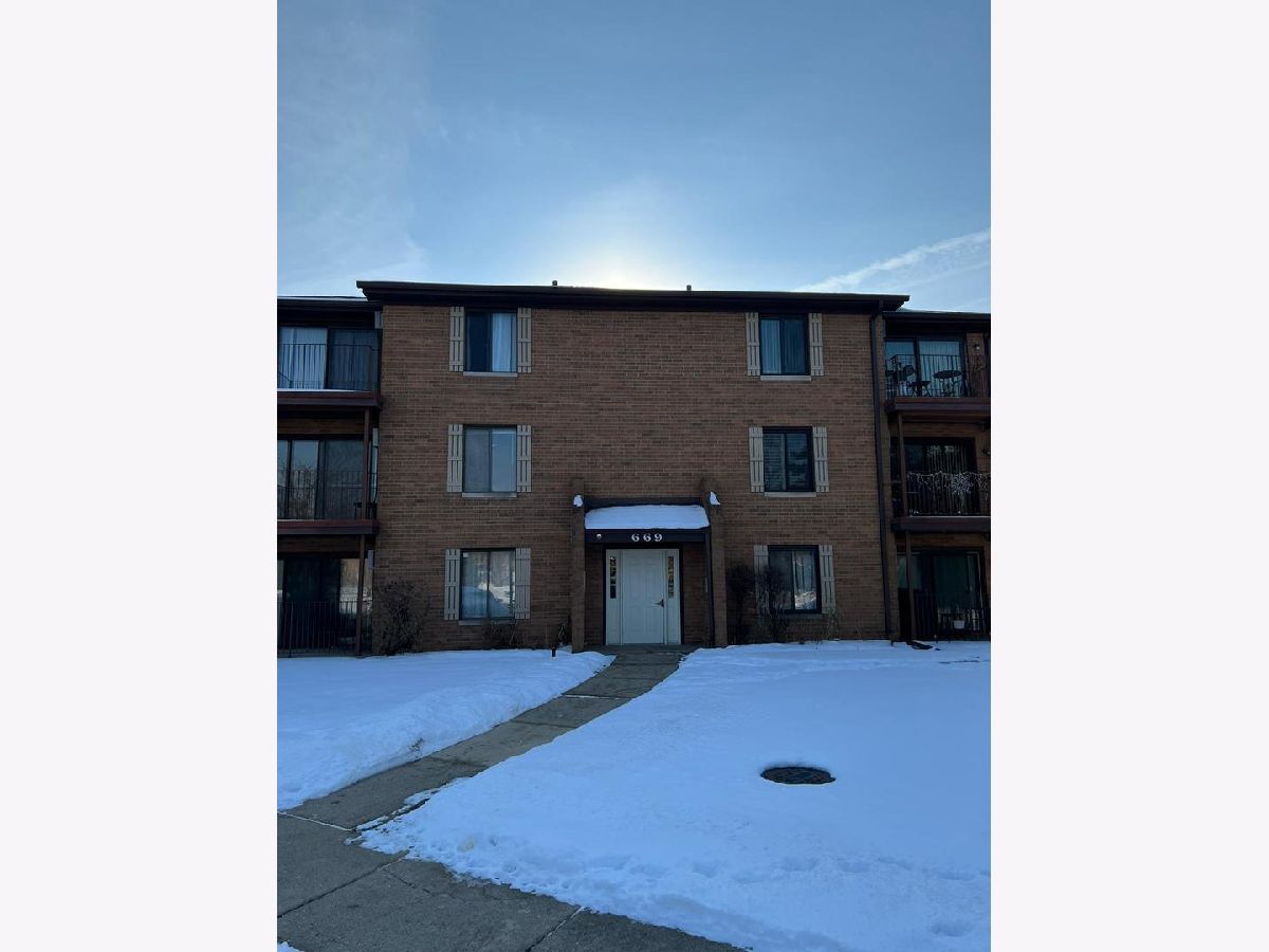 Condominiums Rented Briar Hill Addison Illinois, 669 Briar Hill