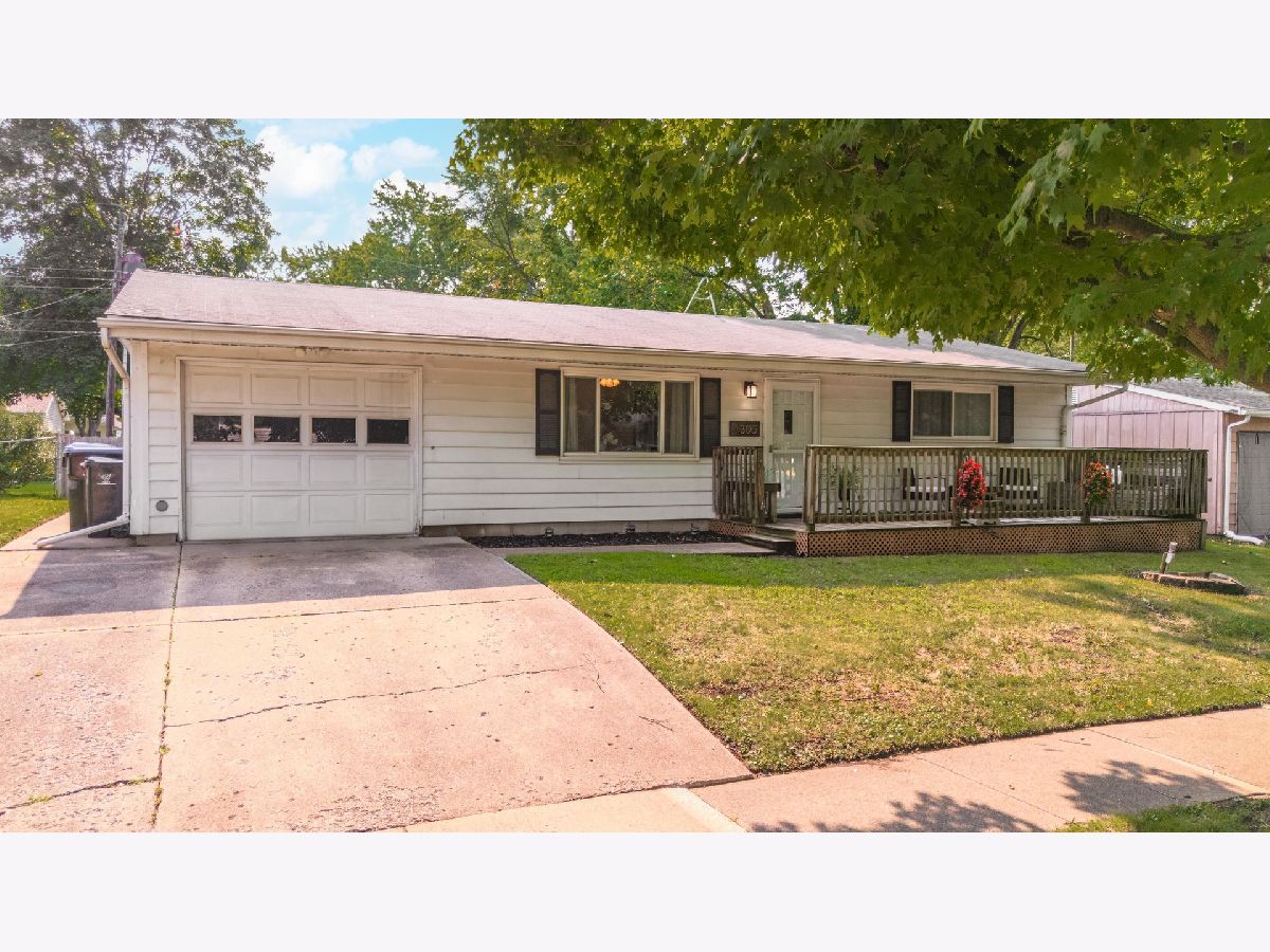 Homes & Condos & Townhomes Sold Holiday Knolls Bloomington Illinois, 1305 Dogwood