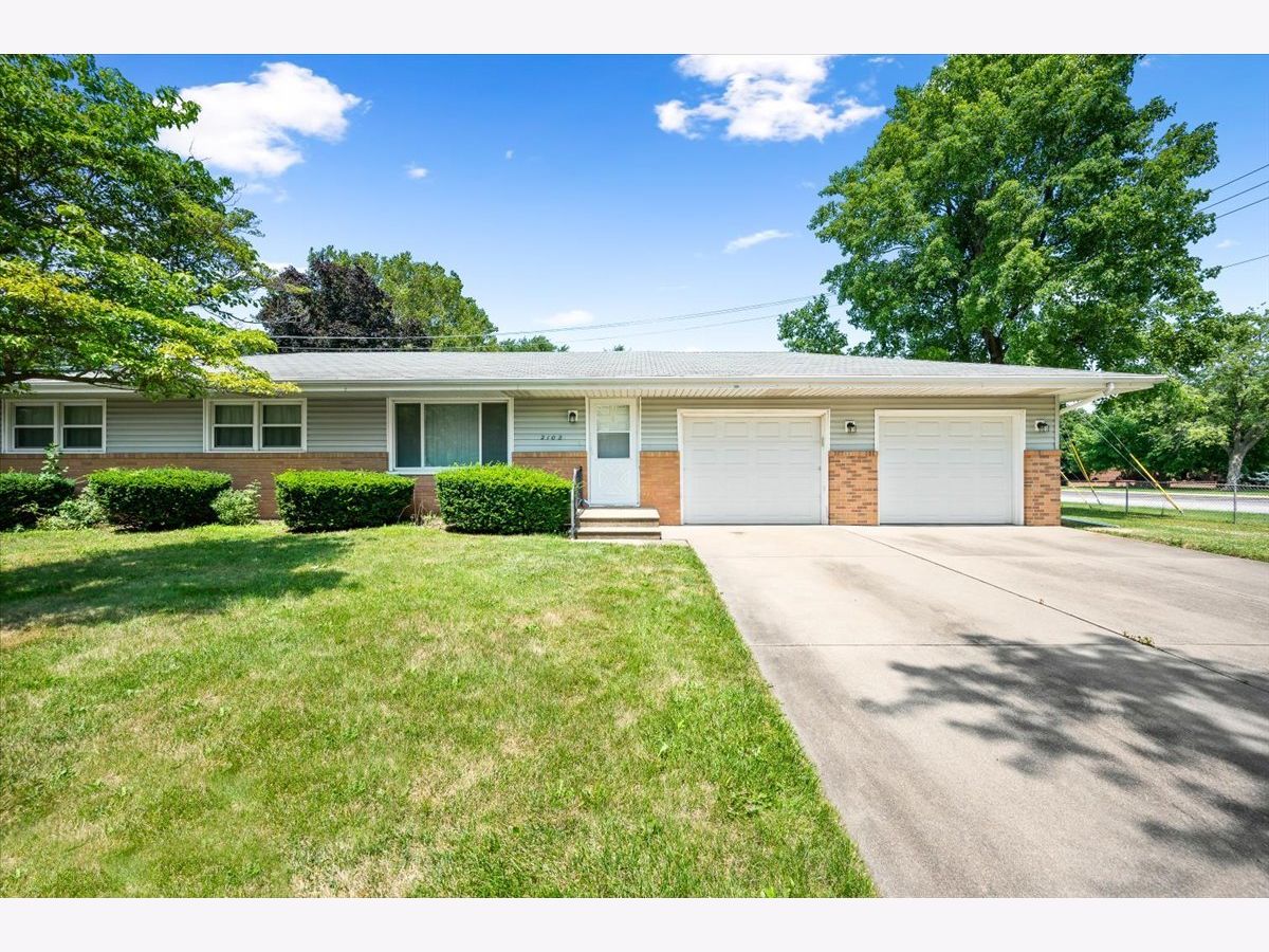 Homes & Condos & Townhomes Sold Lincolnwood Bloomington Illinois, 2102 Arrowhead