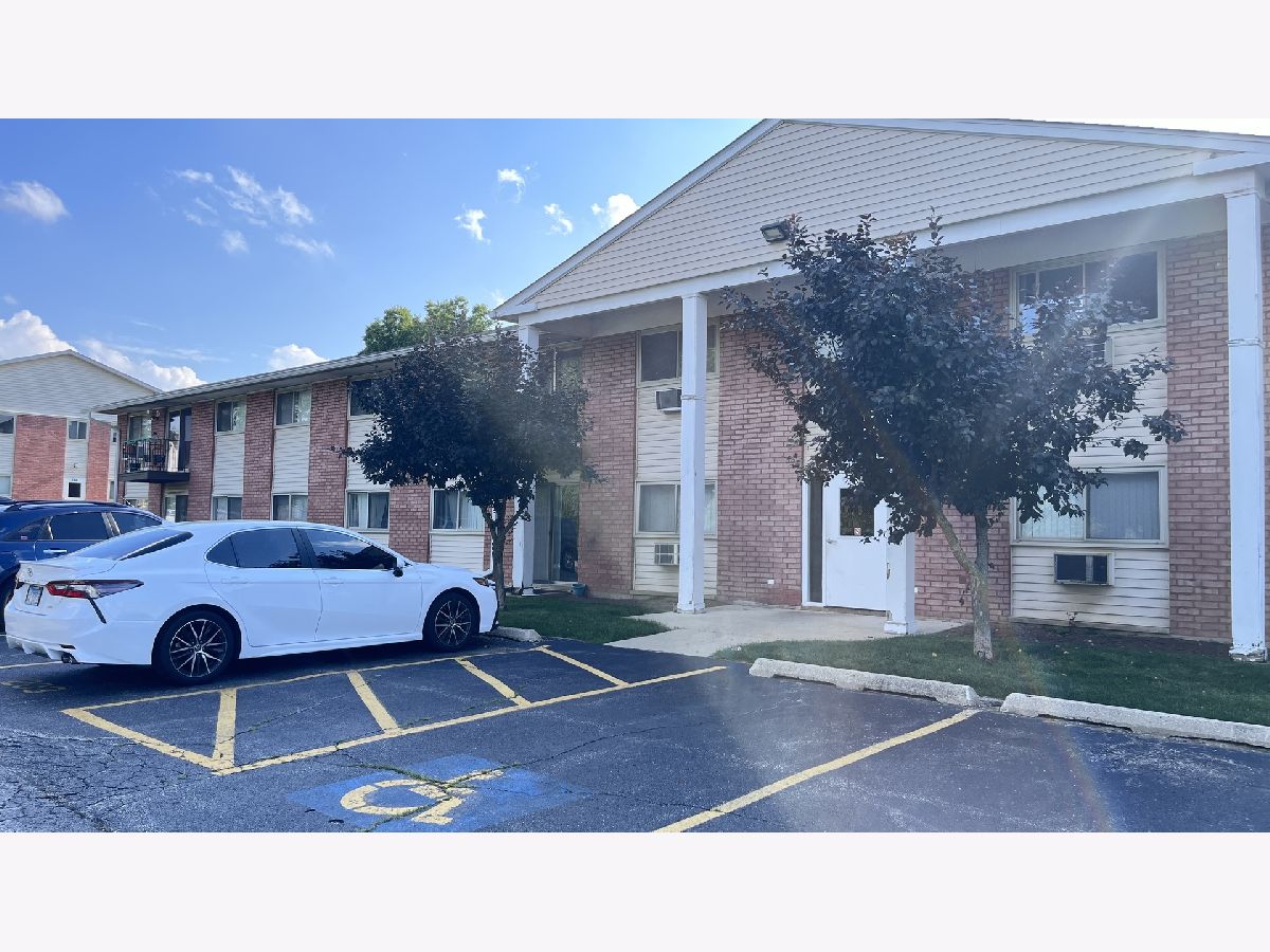 Condominiums Sold Emerald Hills Glendale Heights Illinois, 703 Fullerton