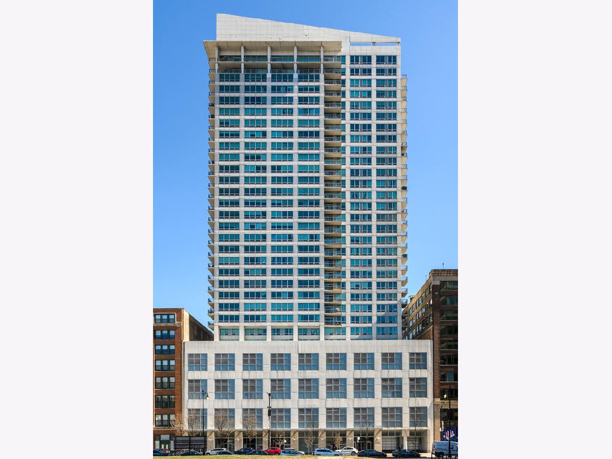 Condominiums Sold Wells Street Tower Chicago Illinois, 701 Wells