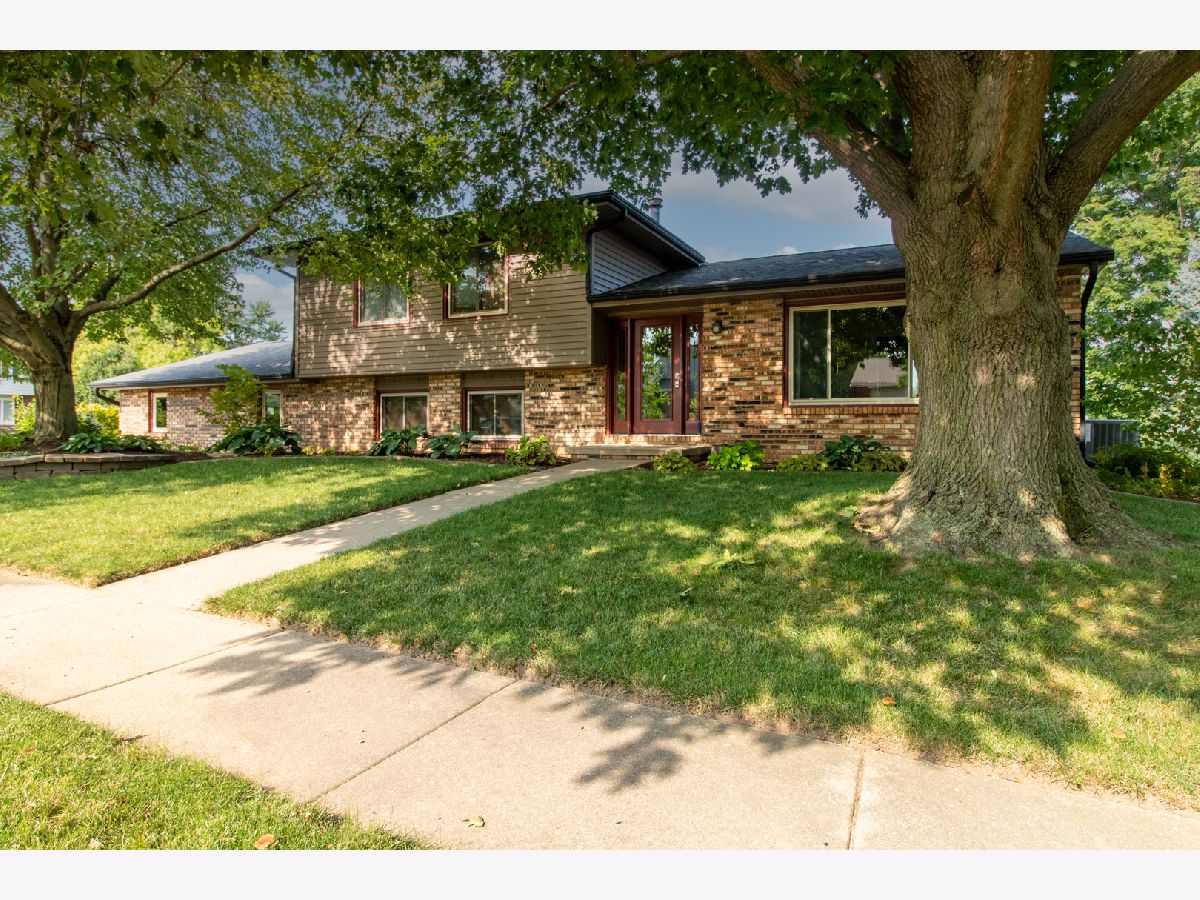 Homes & Condos & Townhomes Sold Blooming Grove Bloomington Illinois, 2005 Single Tree