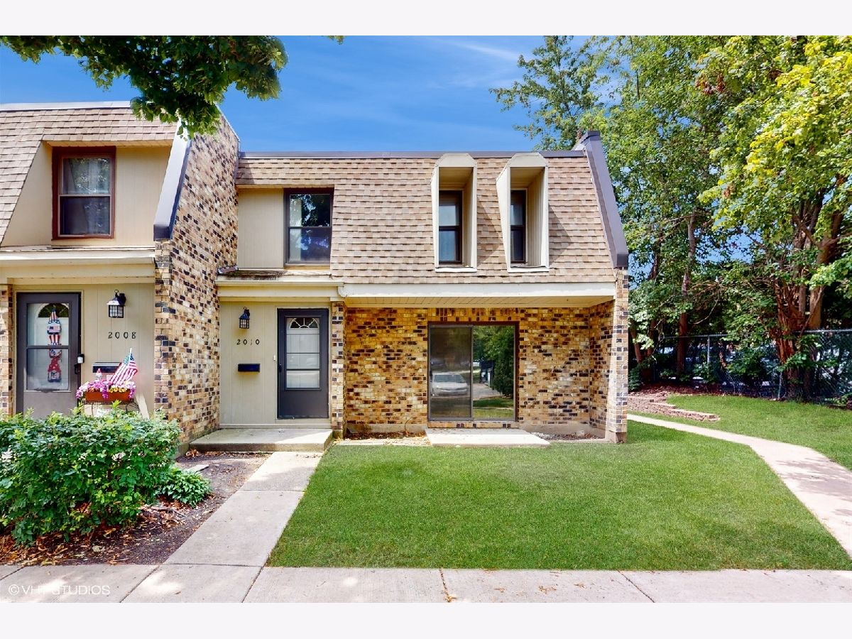 Condos & Townhomes Sold Woodridge Club Woodridge Illinois, 2010 Country Club