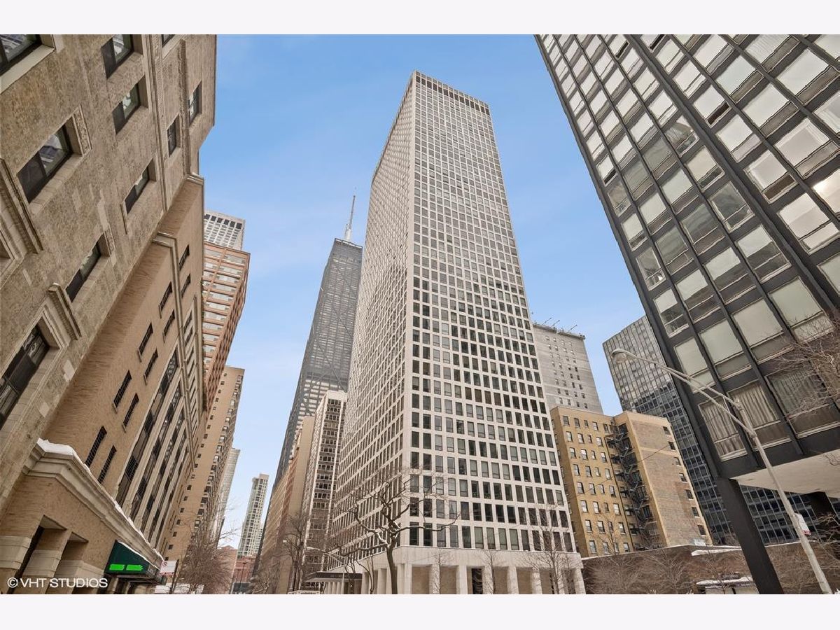 Condominiums Rented Plaza On Dewitt Chicago Illinois, 260 Chestnut