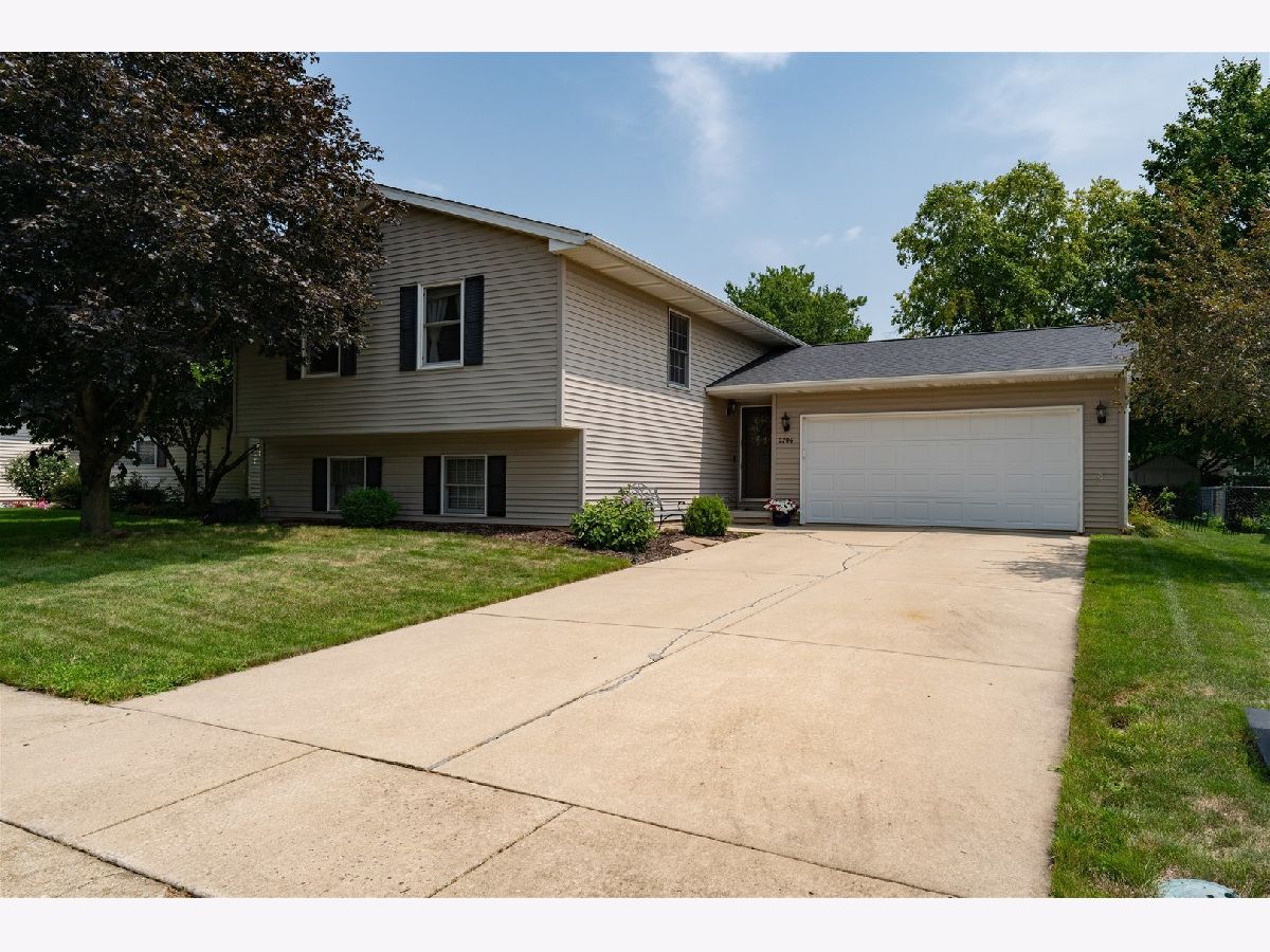 Homes & Condos & Townhomes Sold Pepper Ridge Bloomington Illinois, 2706 Essington
