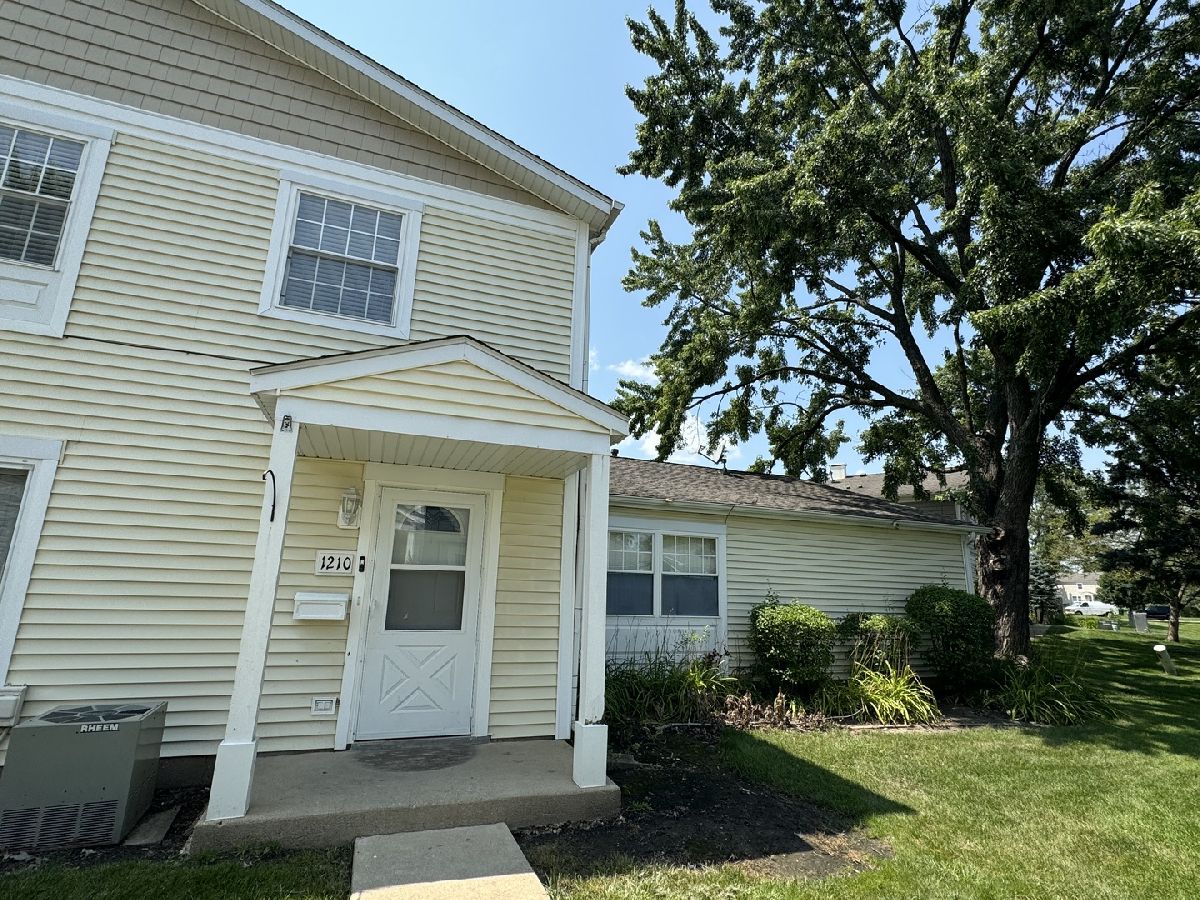 Townhomes & Condos Rented Cedar Run Wheeling Illinois, 1210 Thyne