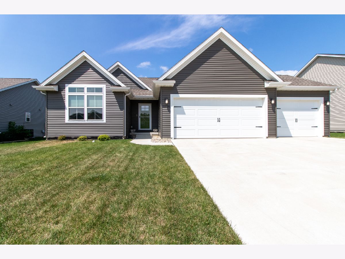 Homes & Condos & Townhomes Sold Greystone Field Normal Illinois, 1726 Flagstone
