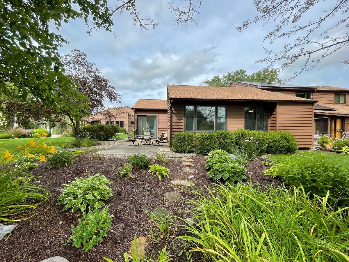 Homes & Condos & Townhomes Sold Lake Devonshire Champaign Illinois, 1608 Sandpiper