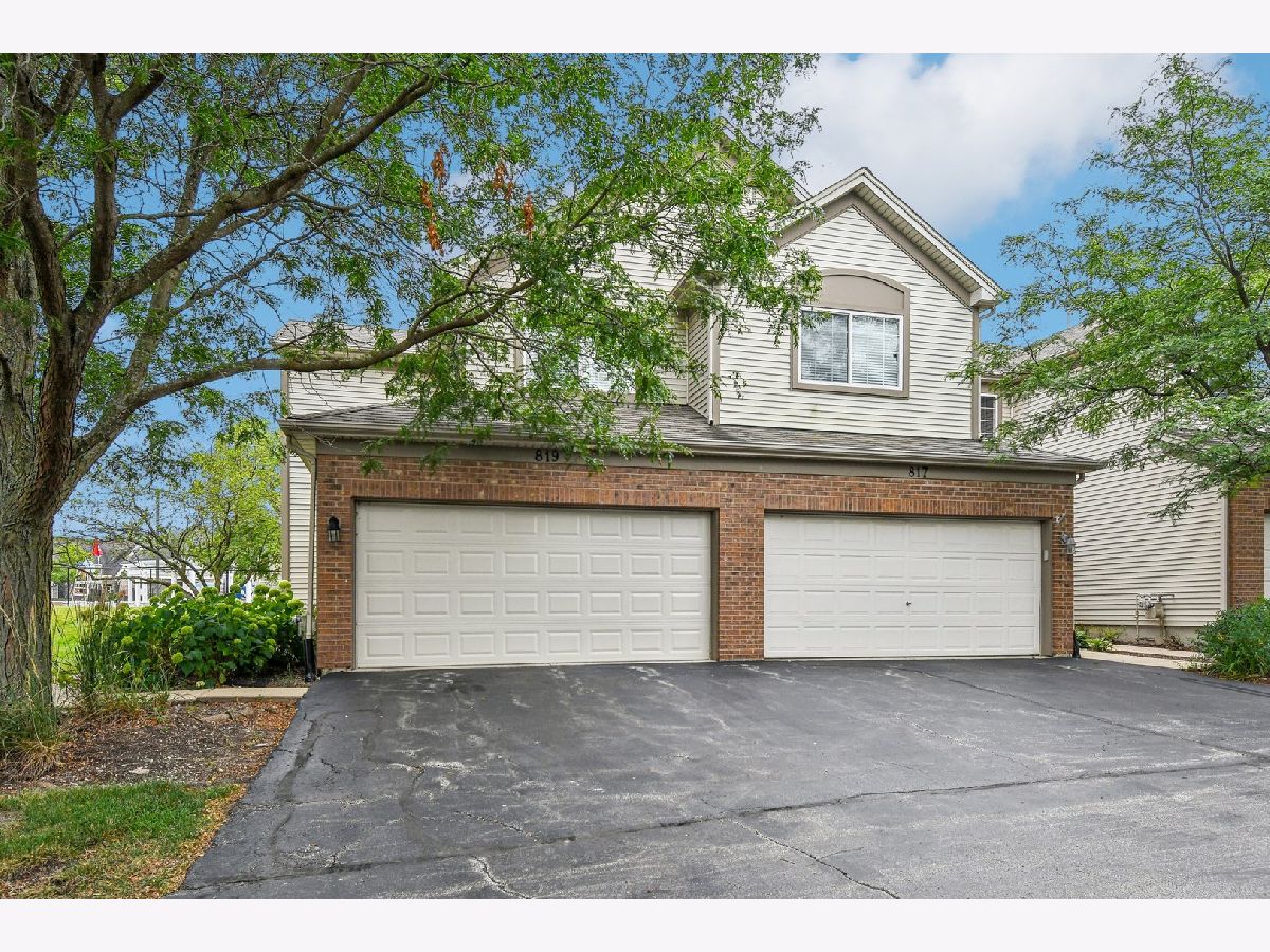 Townhomes & Condos & Homes Sold Woodlands At Oakhurst North Aurora Illinois, 819 Asbury
