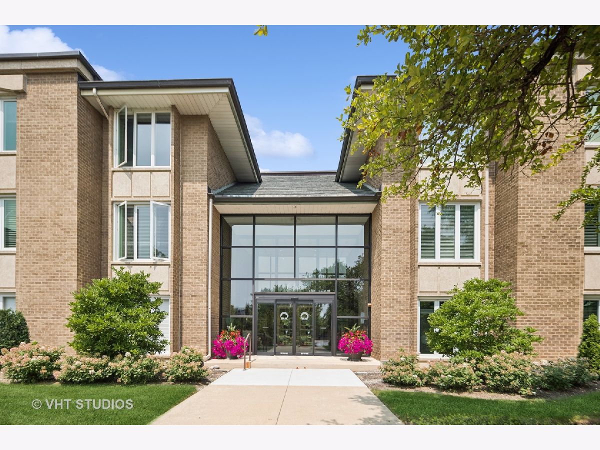 Condominiums Sold Oak Brook Club Oak Brook Illinois, 1 Oak Brook Club