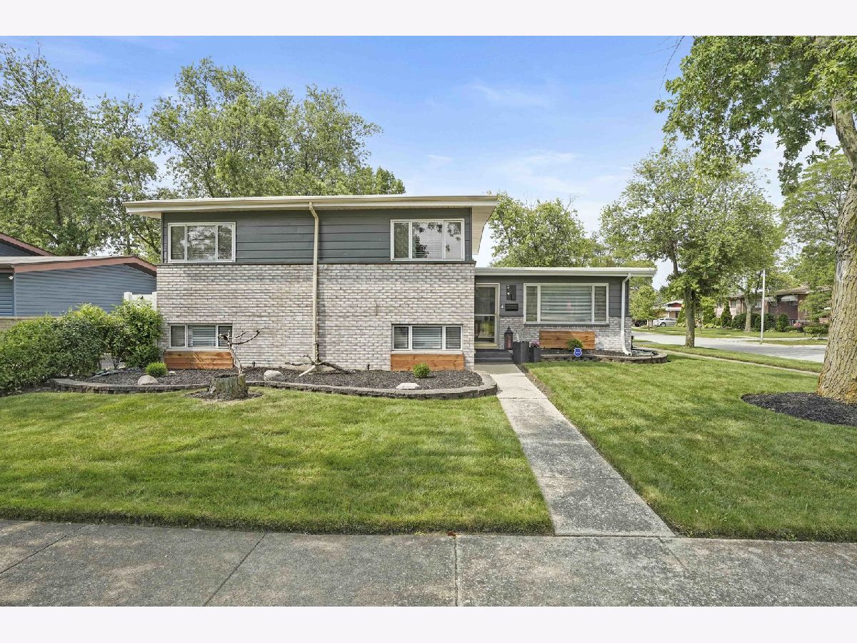 Homes & Condos & Townhomes Sold Bradley Terrace Chicago Heights Illinois, 319 Sandra