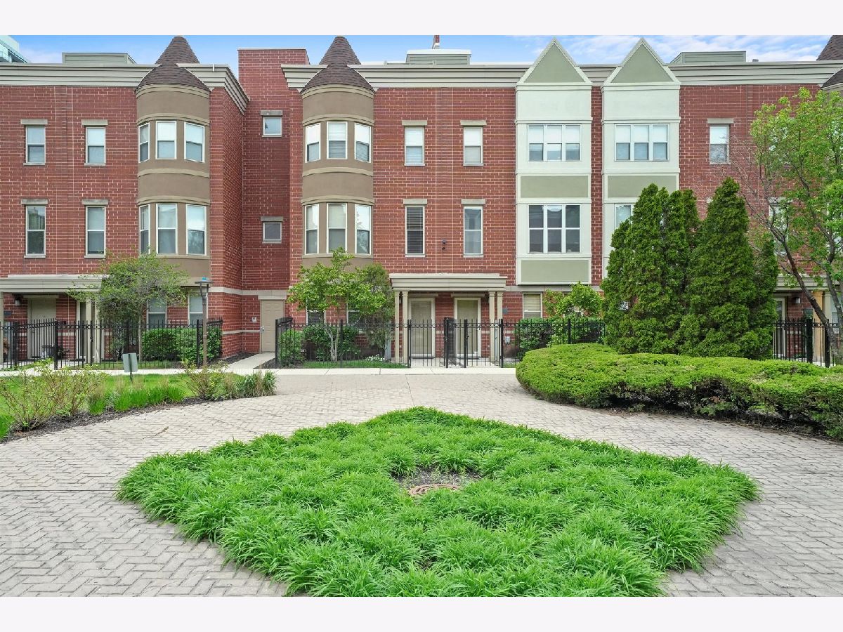 Townhomes & Condos & Homes Sold North Town Village Chicago Illinois, 713 Blackhawk