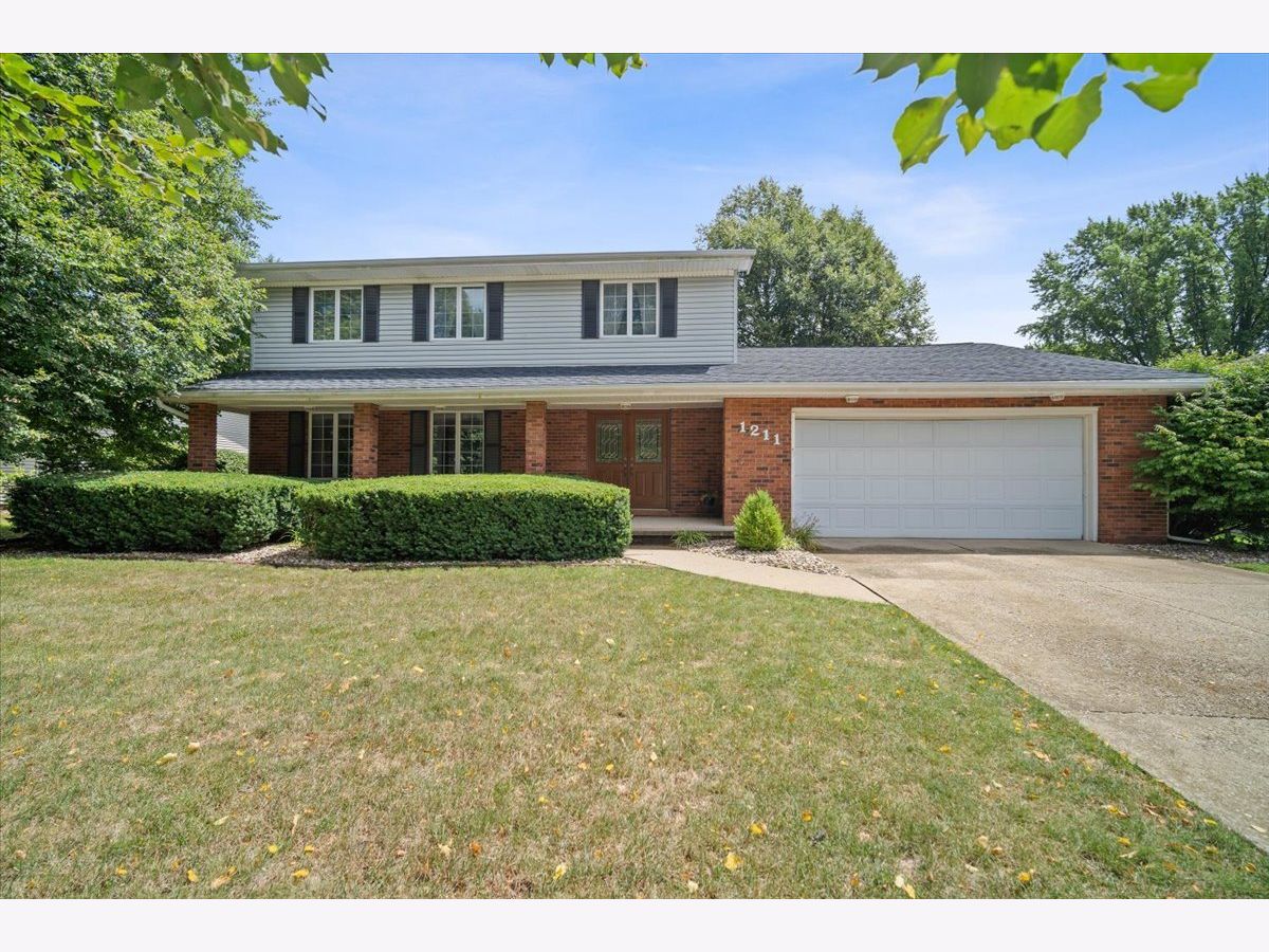 Homes & Condos & Townhomes Sold Eastmoor Bloomington Illinois, 1211 Nicki