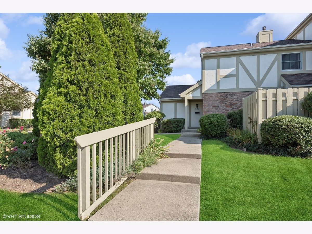 Townhomes & Condos Sold Lochshire Of Barrington Barrington Illinois, 820 Hillside