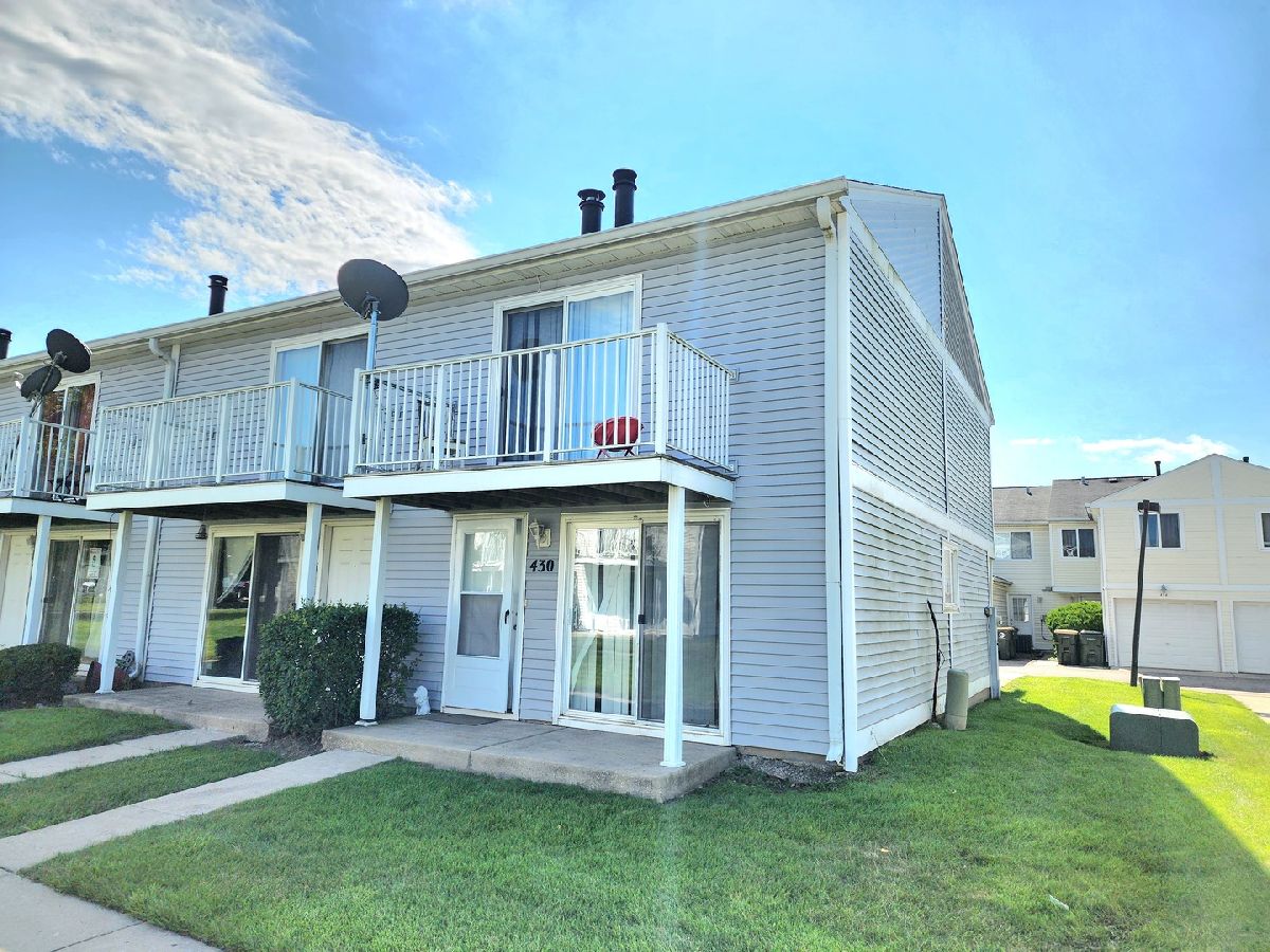 Townhomes & Condos Rented Meadow Green Round Lake Beach Illinois, 430 Meadow Green